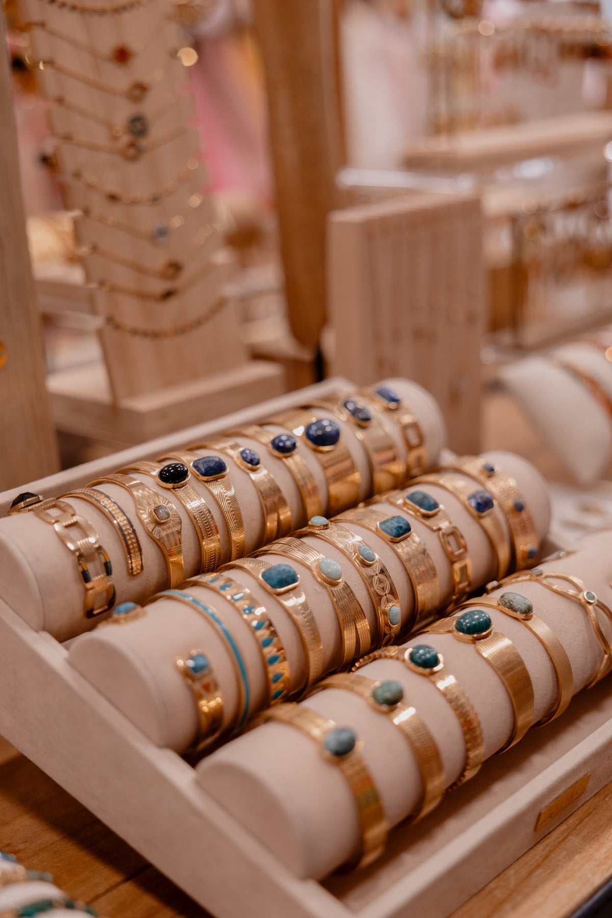 Bracelets dorés à pierres naturelles présentés dans la boutique Bébou la Coquette d'Angers