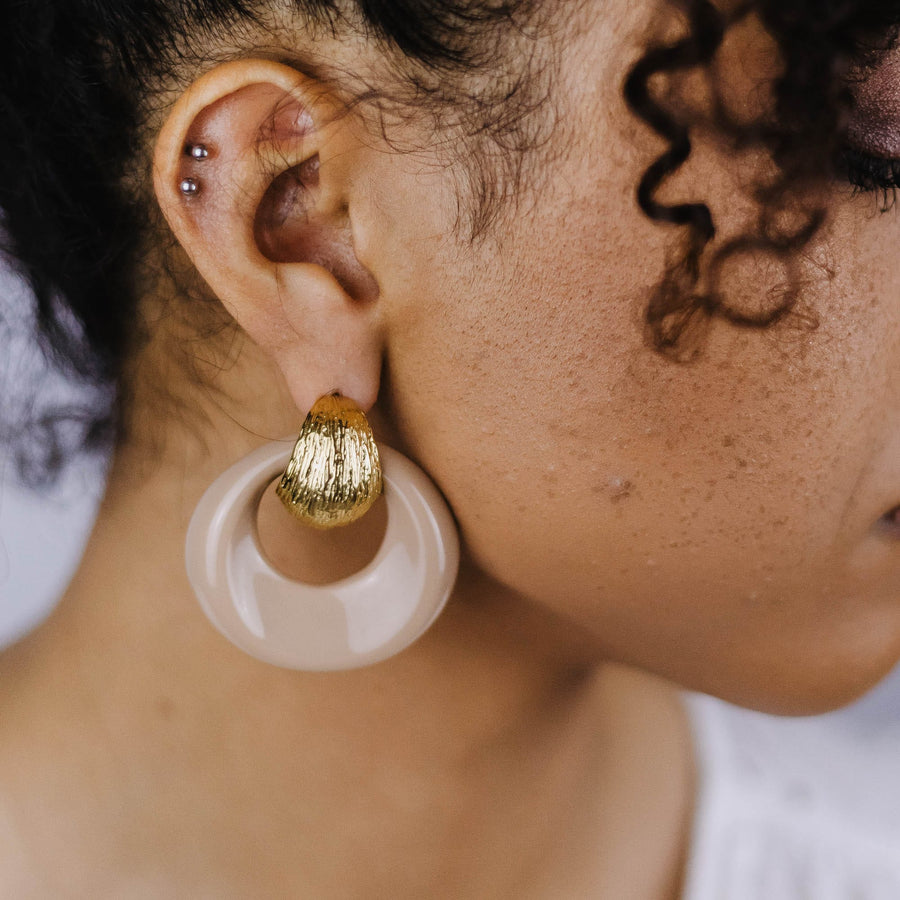 Boucles d'oreilles pendantes Selia coloris blanc - Bébou la Coquette