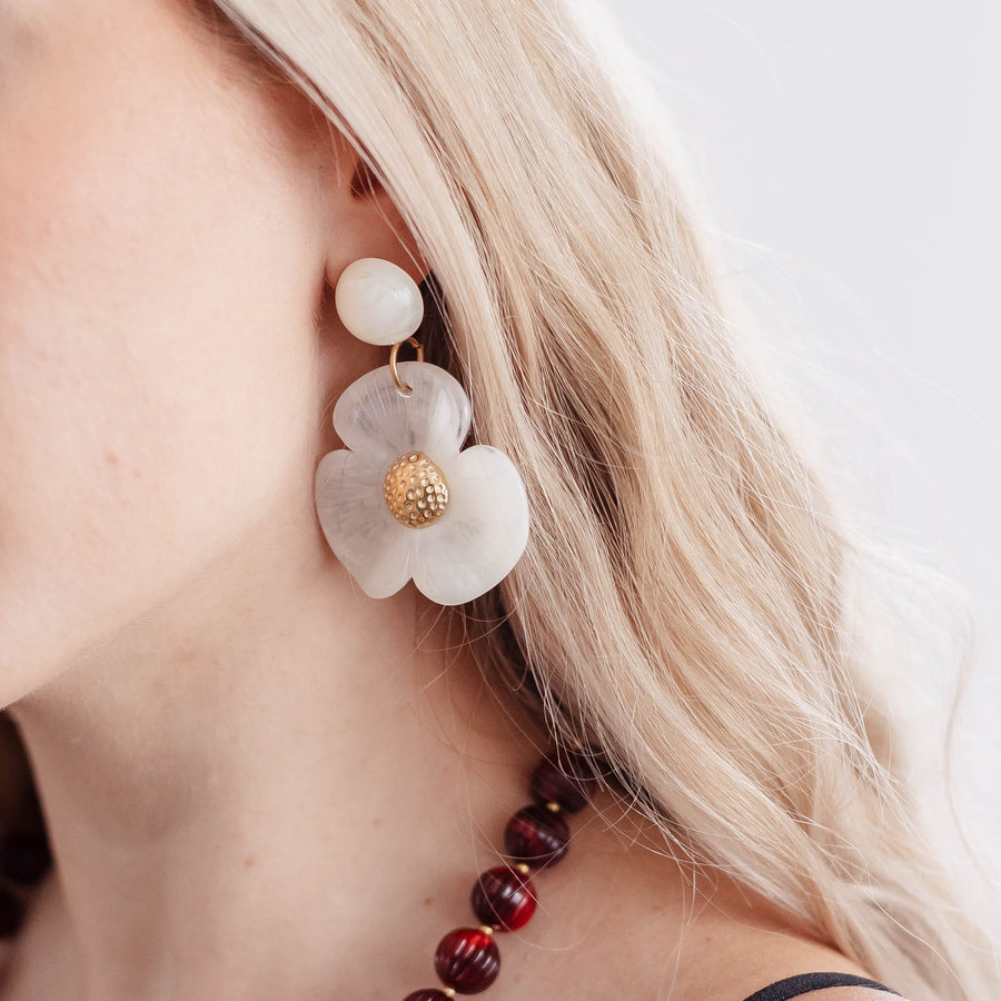 Boucles d'oreilles puces Hibiscus coloris blanc - Bébou la Coquette