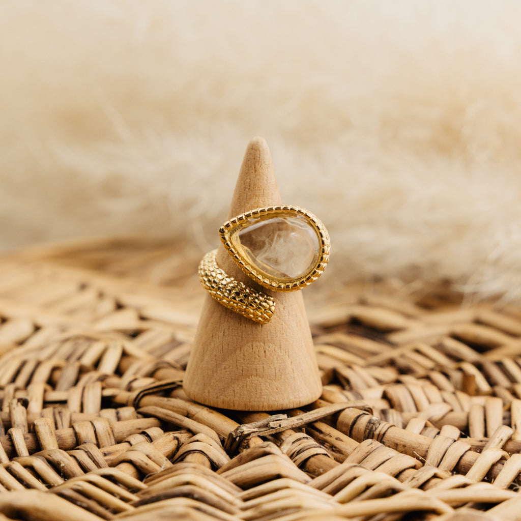 Bague Albane blanche, cabochon goutte transparent et métal doré texture écailles