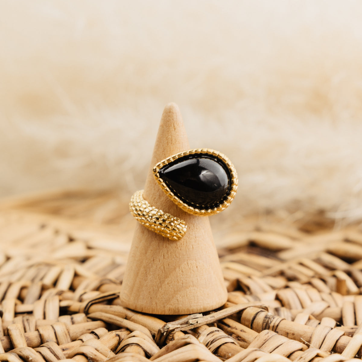 Bague Albane noire, cabochon goutte noir et métal doré texture écailles
