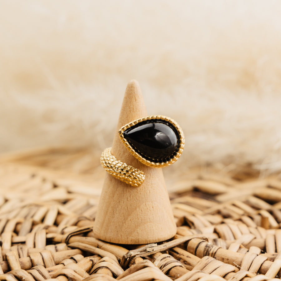 Bague Albane noire, cabochon goutte noir et métal doré texture écailles