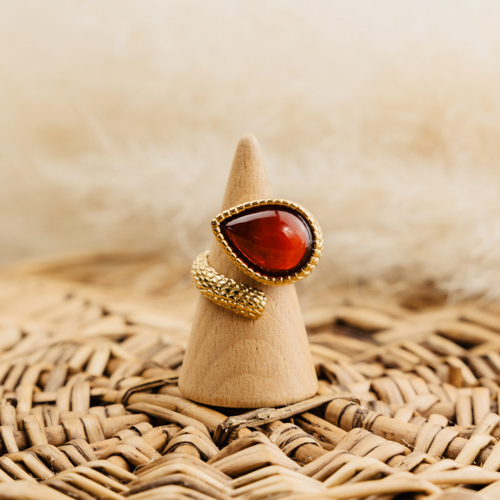 Bague Albane rouge, cabochon goutte rouge ambré et métal doré texture écailles