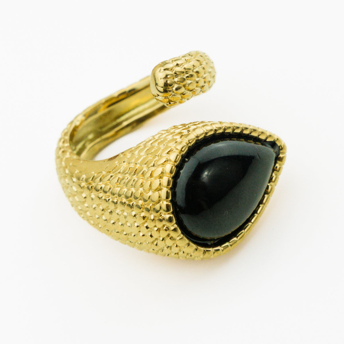 Bague Albane noire réglable en acier doré, vue de trois quarts sur fond blanc