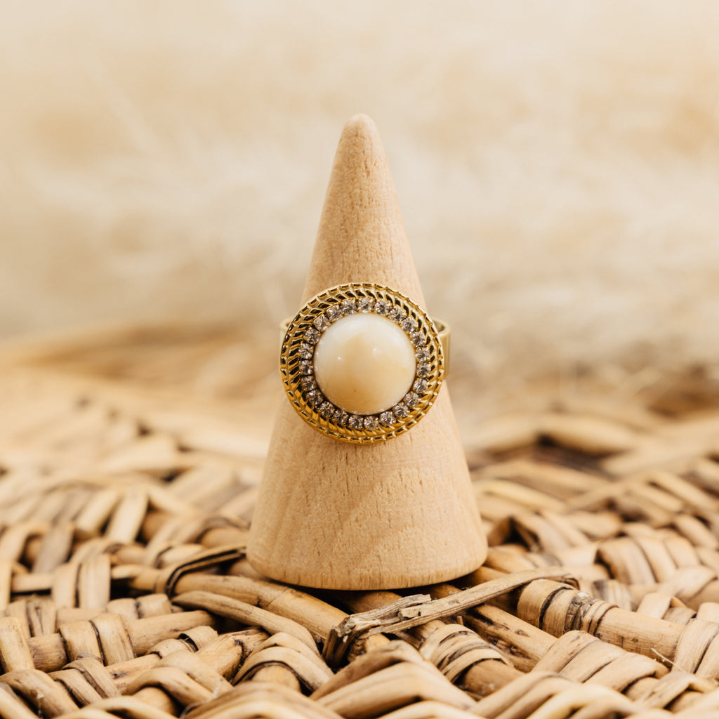 Bague Bérangère beige, cabochon crème entouré de strass, acier doré