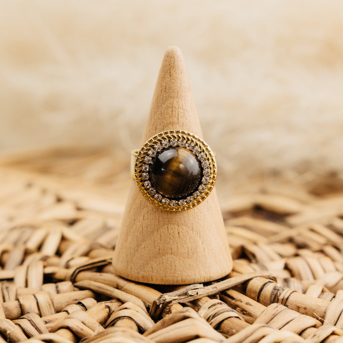 Bague Bérangère marron, cabochon œil de tigre entouré de strass, acier doré