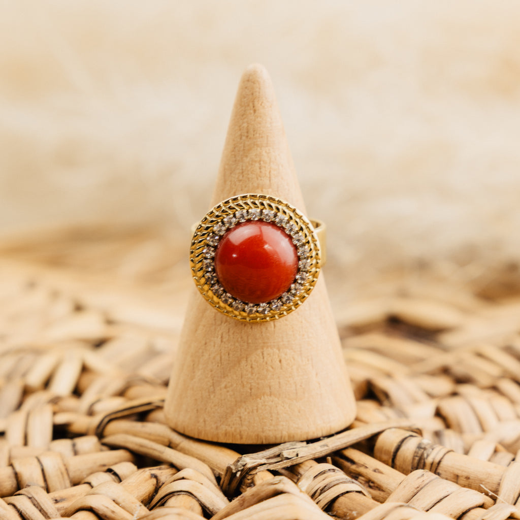 Bague Bérangère rouge, cabochon rouge entouré de strass, acier doré