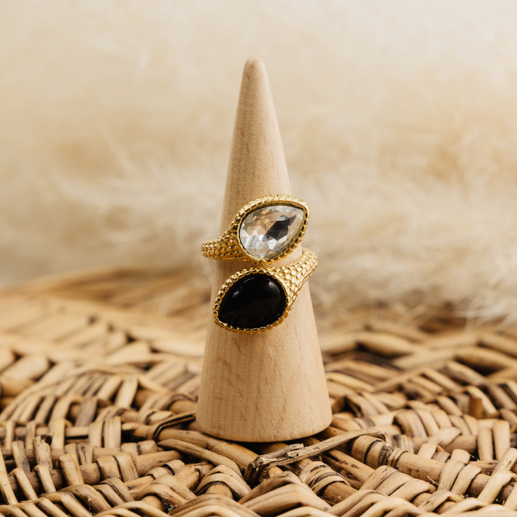 Bague Clotilde noire, pierre goutte noire et pierre facettée transparente, acier doré texture écailles