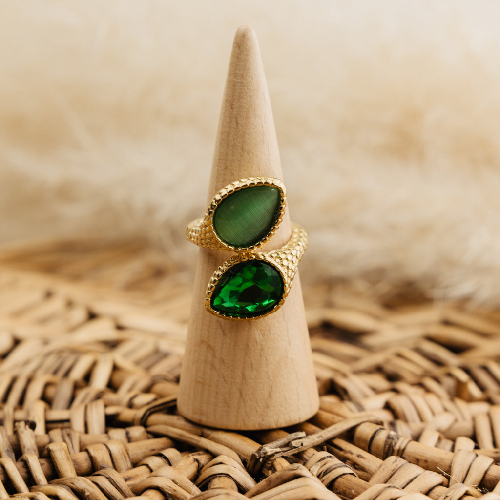 Bague Clotilde verte, cabochon goutte vert et pierre facettée verte, acier doré texture écailles