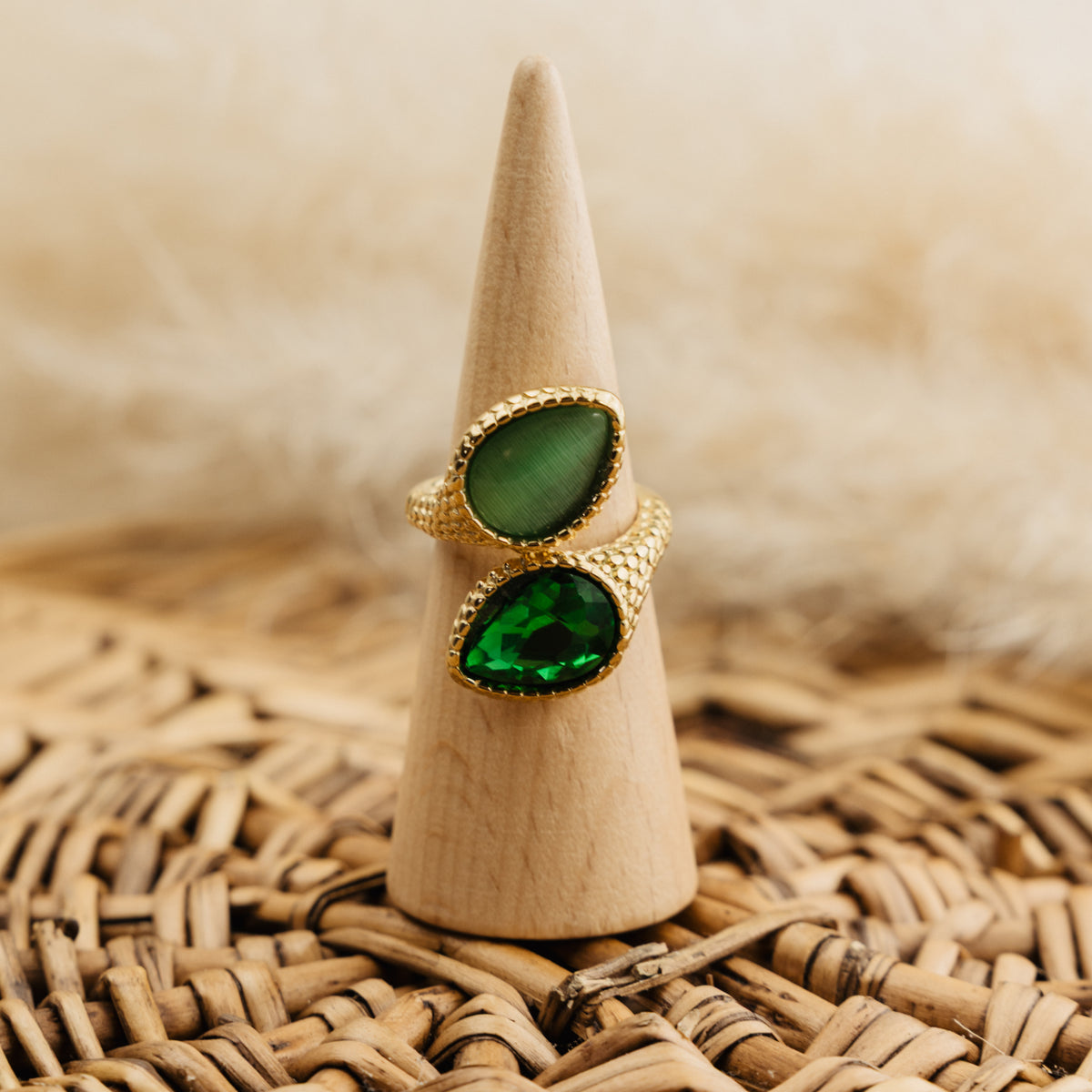 Bague Clotilde verte, cabochon goutte vert et pierre facettée verte, acier doré texture écailles