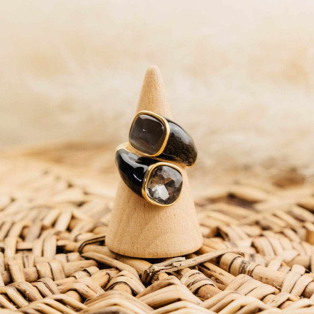 Bague Constance noire, émail noir, verre facetté gris et cabochon gris