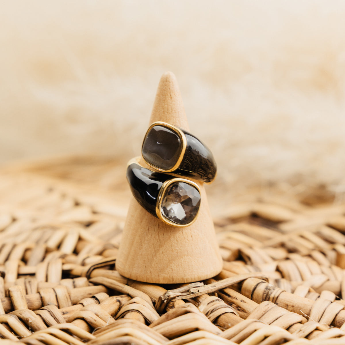 Bague Constance noire, émail noir, verre facetté gris et cabochon gris