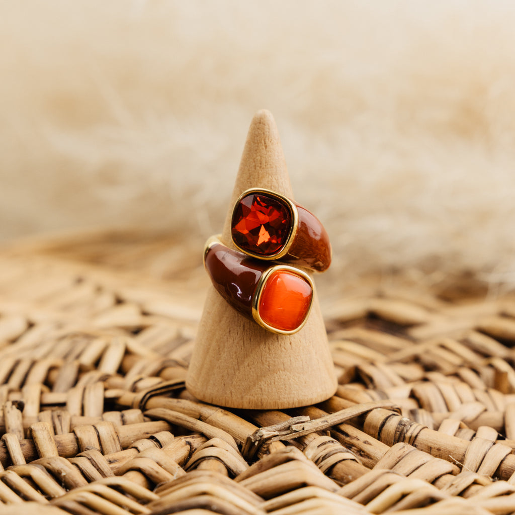 Bague Constance rouge, émail brun rouge, verre facetté rouge et cabochon orange