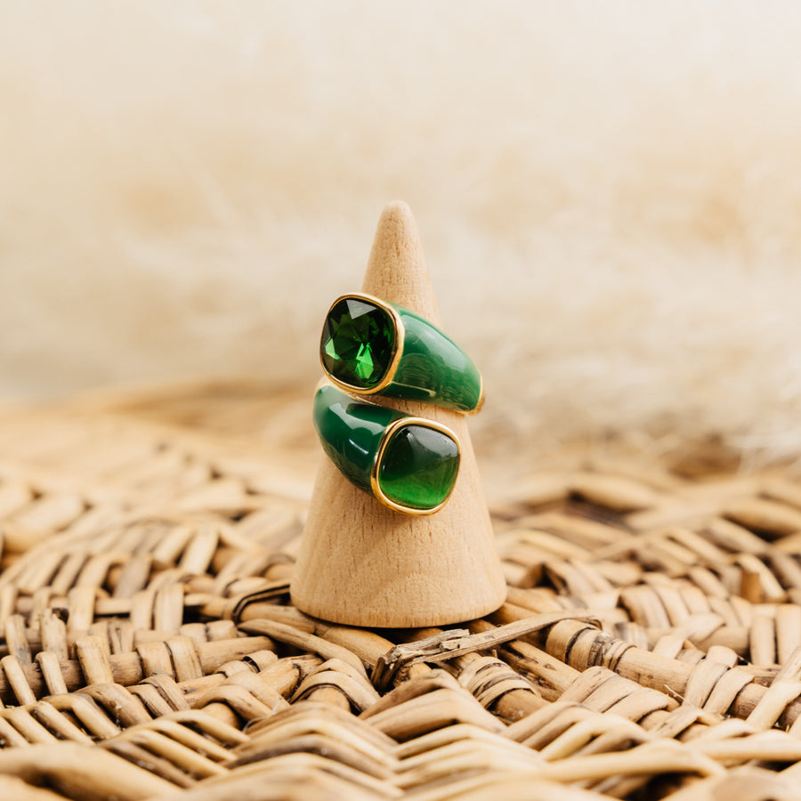 Bague Constance verte, émail vert, verre facetté et cabochon verts