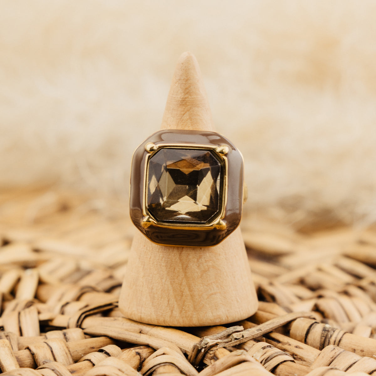 Bague Eugénie marron, verre facetté brun fumé et cadre émaillé brun