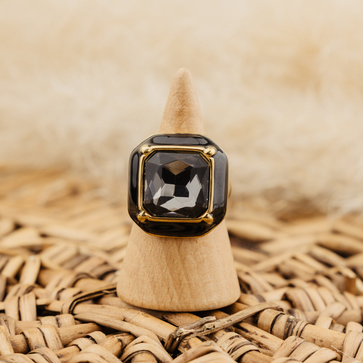 Bague Eugénie noire, verre facetté gris fumé et cadre émaillé noir