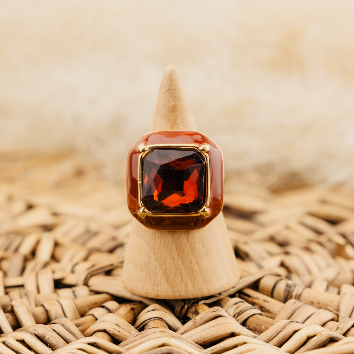 Bague Eugénie rouge, verre facetté rouge ambré et cadre émaillé rouille