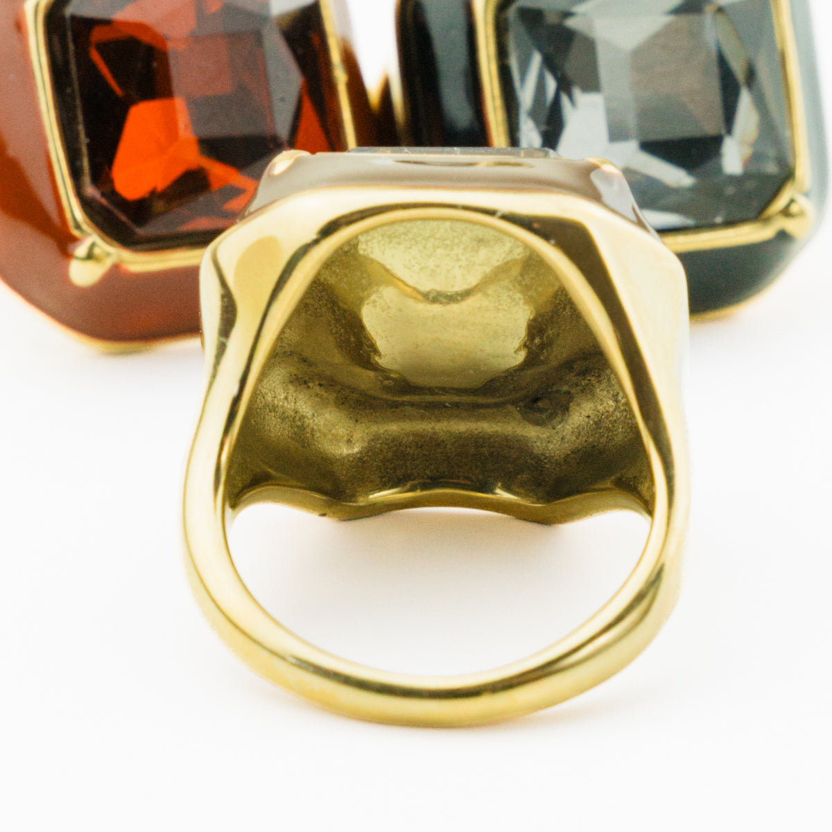 Intérieur de la bague Eugénie, anneau fermé en acier doré, taille 57