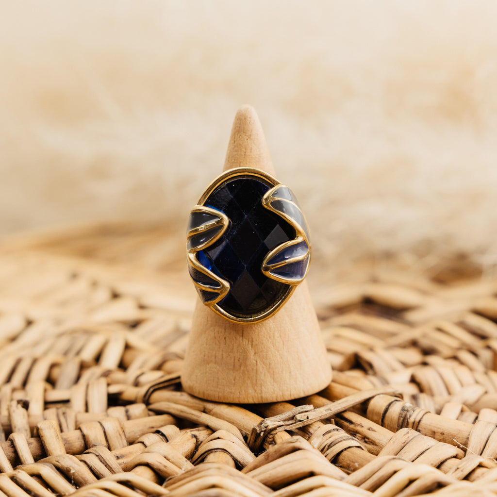 Bague Philippine bleue, verre facetté bleu nuit et feuilles émaillées bleu gris