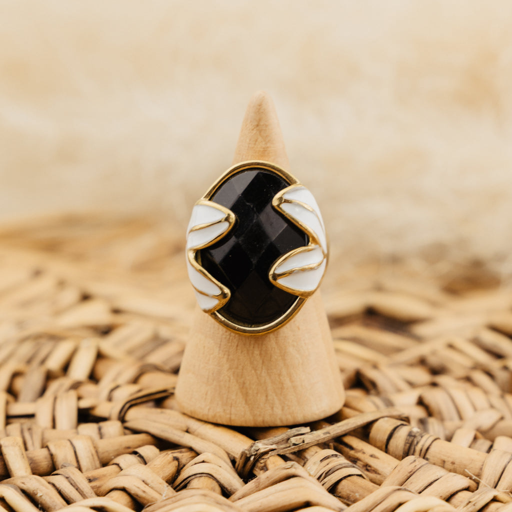 Bague Philippine noire, verre facetté noir et feuilles émaillées blanches