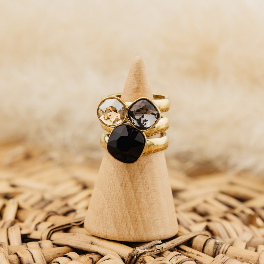 Bague Solène noire, trio de pierres facettées noire, grise et champagne, acier doré