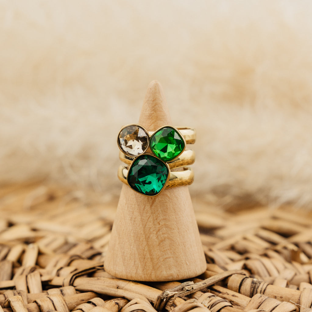 Bague Solène verte, trio de pierres facettées vertes et champagne, acier doré