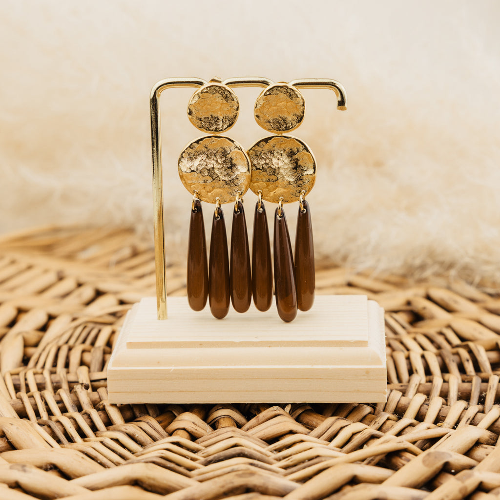 Boucles d'oreilles Apolonie marron, médailles martelées dorées et gouttes en acétate de cellulose