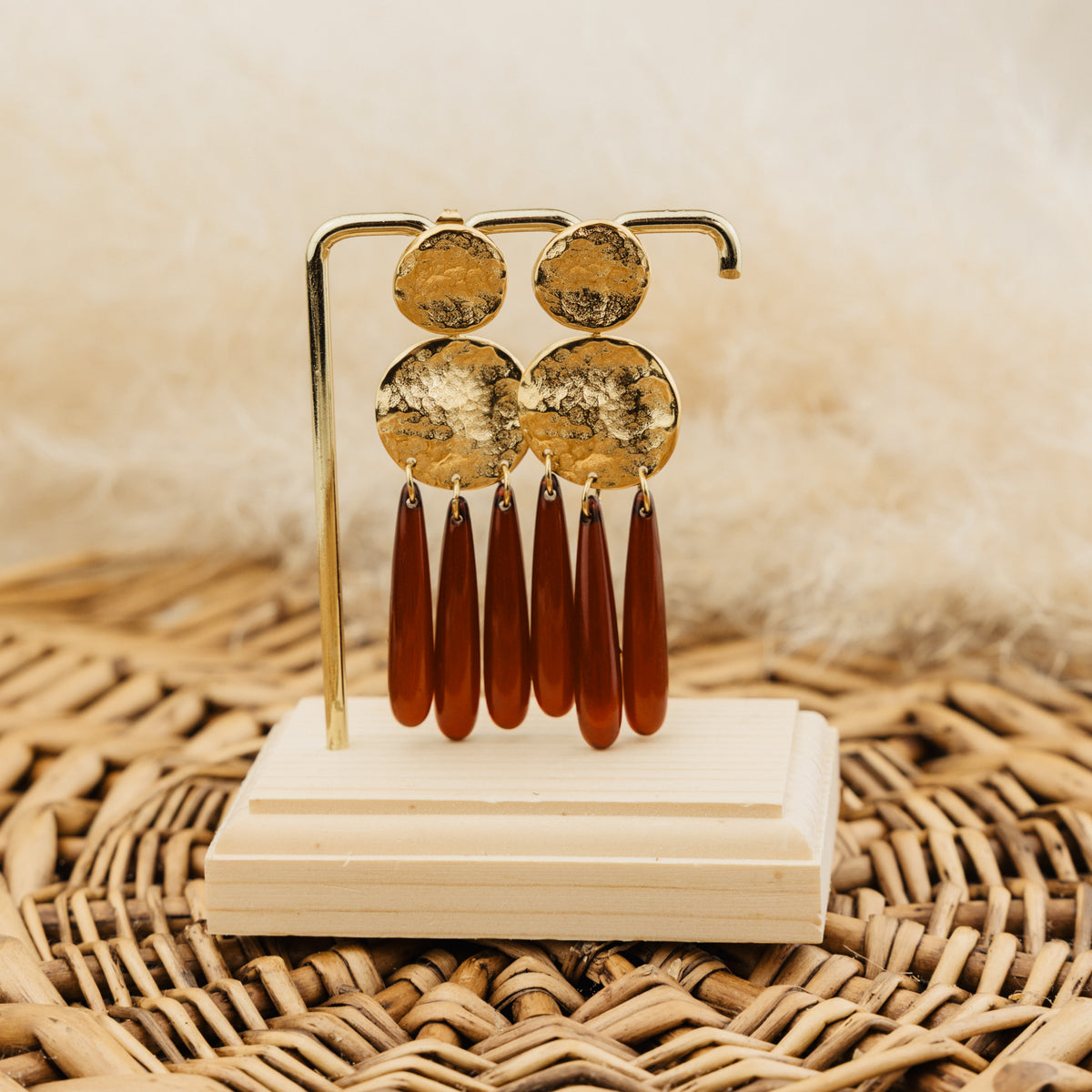 Boucles d'oreilles Apolonie rouges, médailles martelées dorées et gouttes en acétate de cellulose