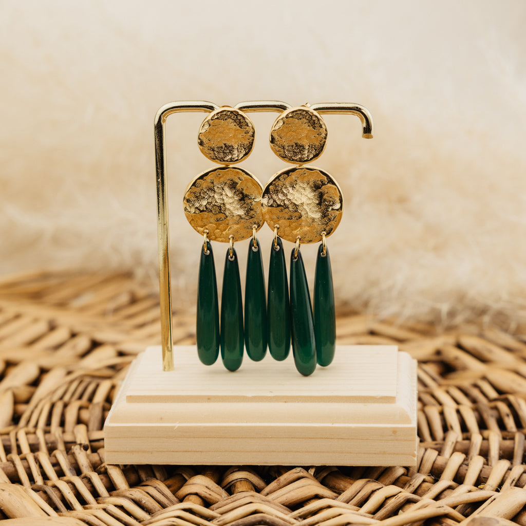 Boucles d'oreilles Apolonie vertes, médailles martelées dorées et gouttes en acétate de cellulose