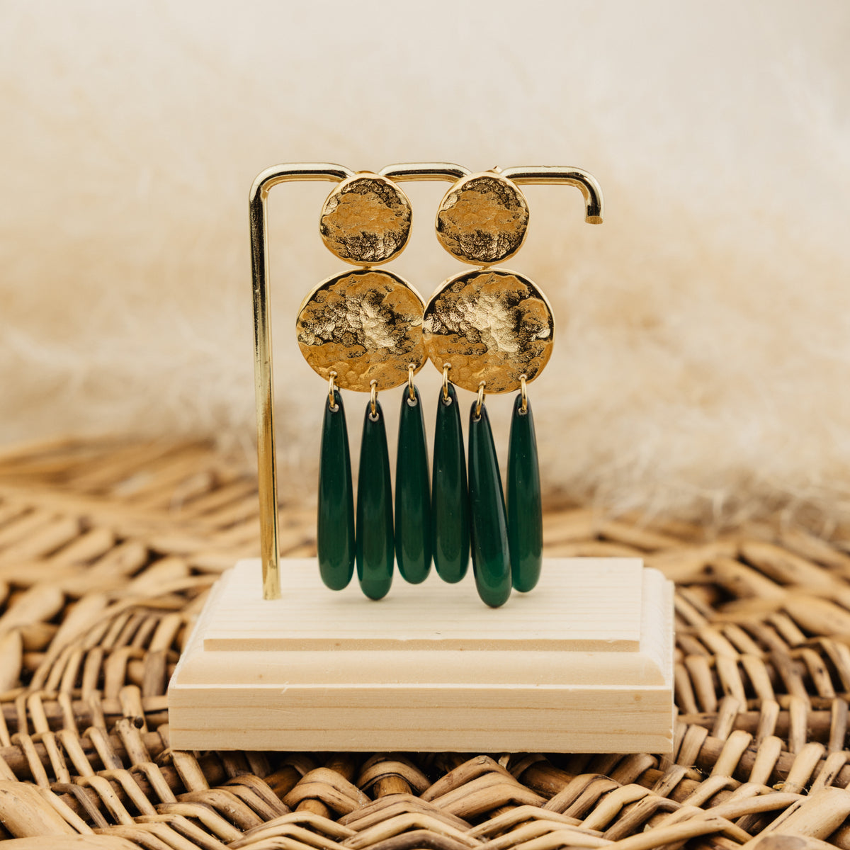 Boucles d'oreilles Apolonie vertes, médailles martelées dorées et gouttes en acétate de cellulose