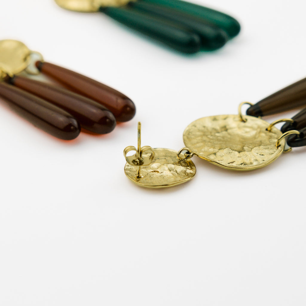 Détail de la puce et de la poussette des boucles d'oreilles Apolonie