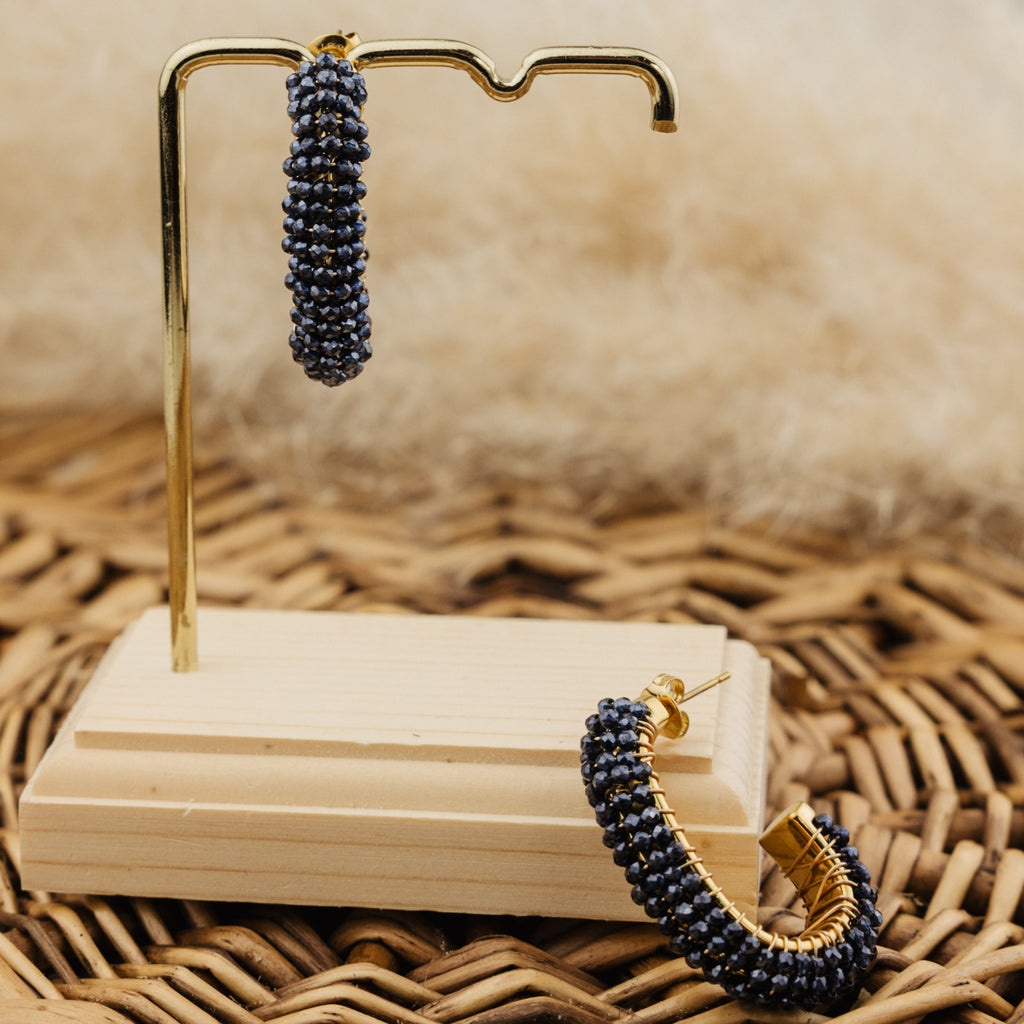 Boucles d'oreilles Bertille bleues, créoles en perles de verre facettées et acier doré
