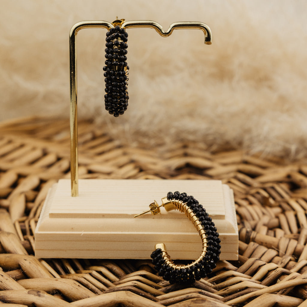 Boucles d'oreilles Bertille noires, créoles en perles de verre facettées et acier doré