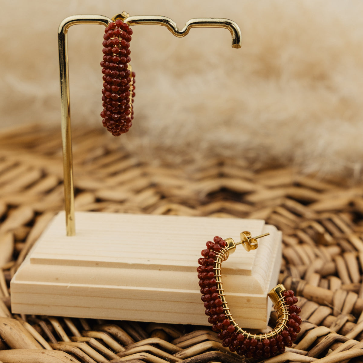 Boucles d'oreilles Bertille rouges, créoles en perles de verre facettées et acier doré
