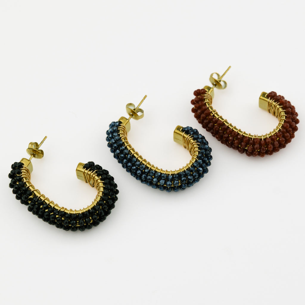 Boucles d'oreilles Bertille, créoles perlées en noir, bleu et rouge