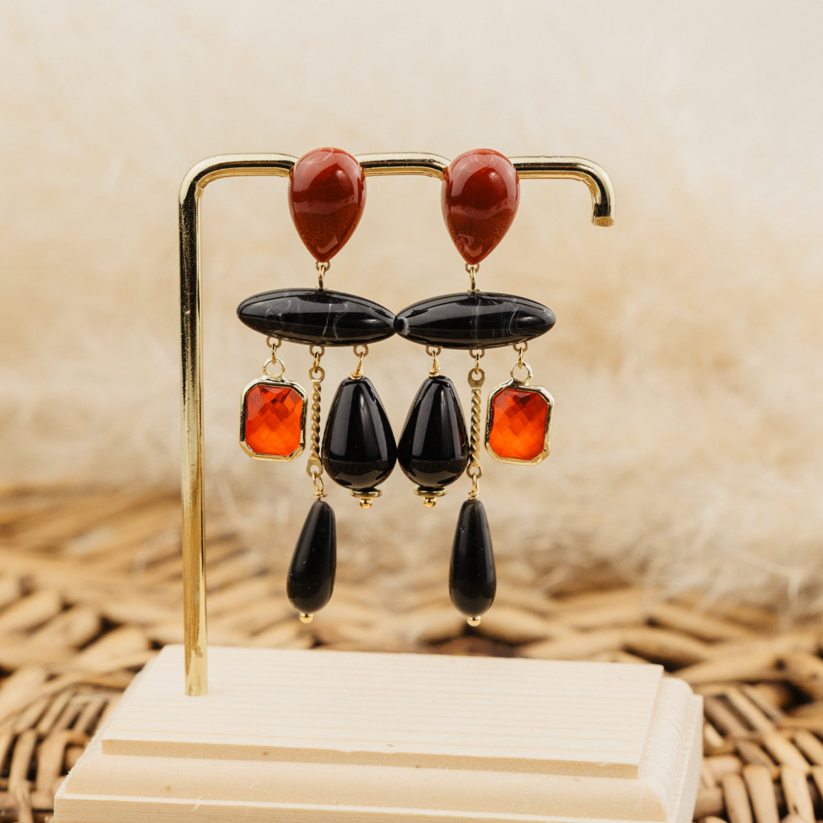 Boucles d'oreilles Eulalie noires, pampilles en acétate de cellulose noir, rouge et orange