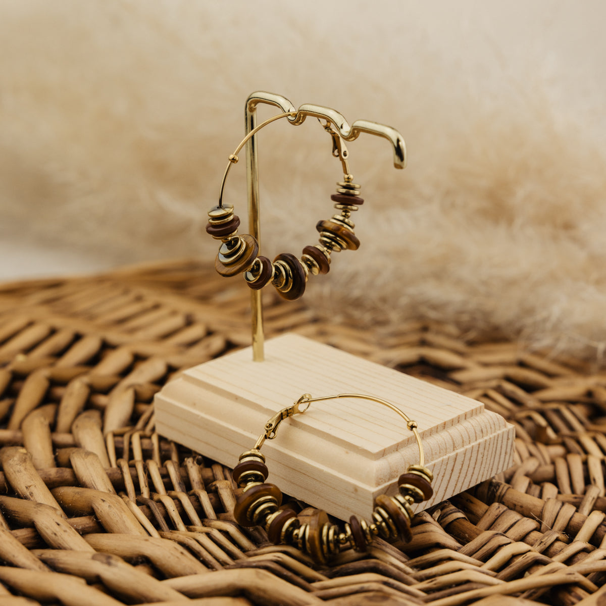 Boucles d'oreilles Félicie marron, créoles dorées avec disques d'œil de tigre