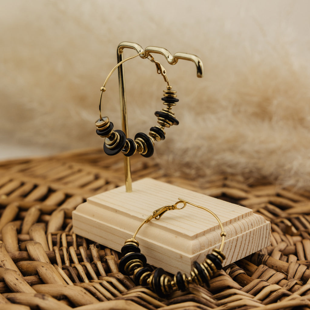 Boucles d'oreilles Félicie noires, créoles dorées avec disques d'onyx