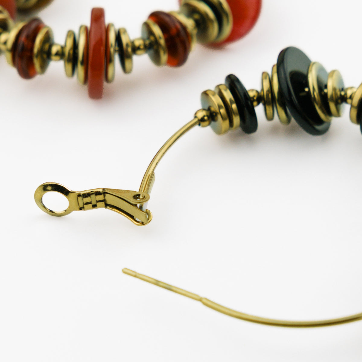 Détail du fermoir clapet des boucles d'oreilles Félicie