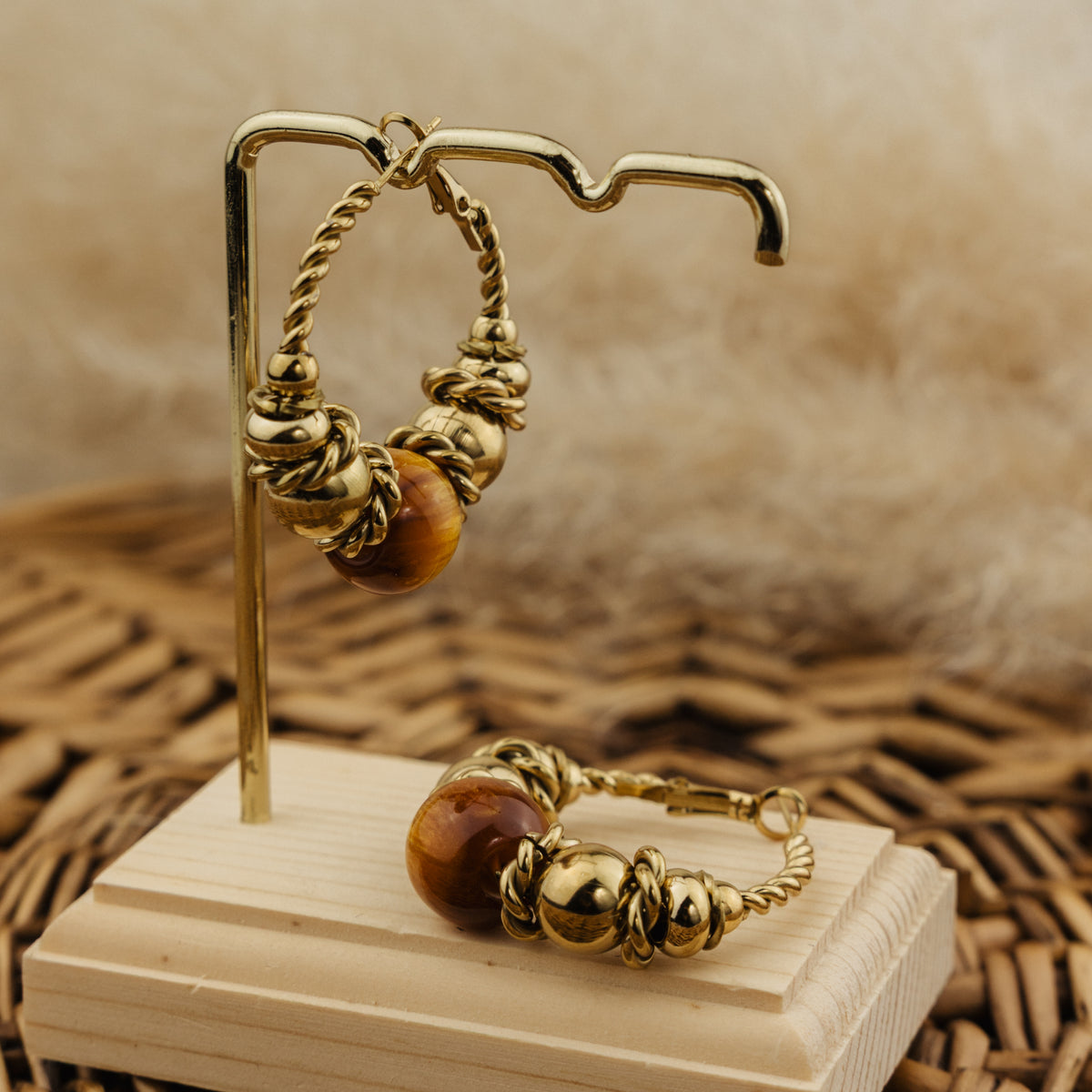 Boucles d'oreilles Ombline marron, créoles torsadées dorées avec perle d'œil de tigre