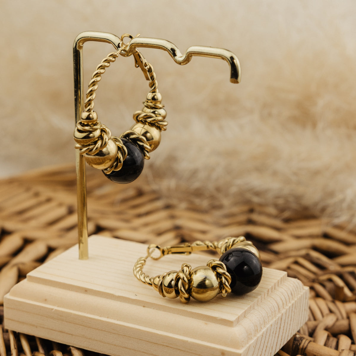 Boucles d'oreilles Ombline noires, créoles torsadées dorées avec perle d'onyx
