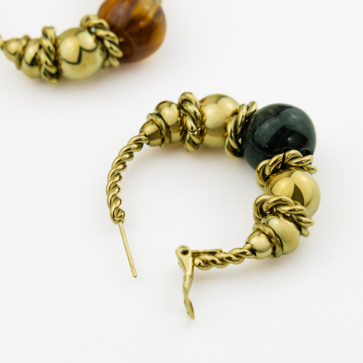 Détail du fermoir clapet des boucles d'oreilles Ombline