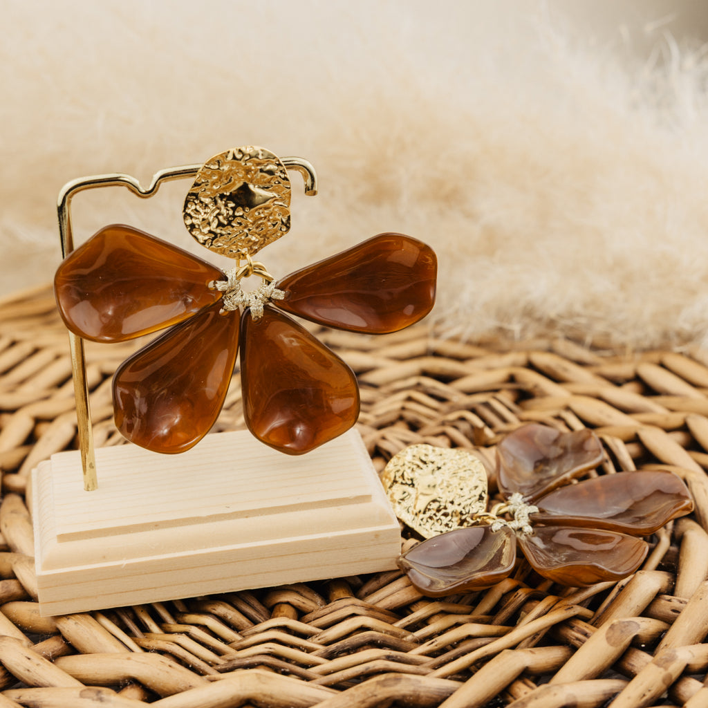 Boucles d'oreilles Sidonie marron, fleur en acétate de cellulose et puce martelée dorée