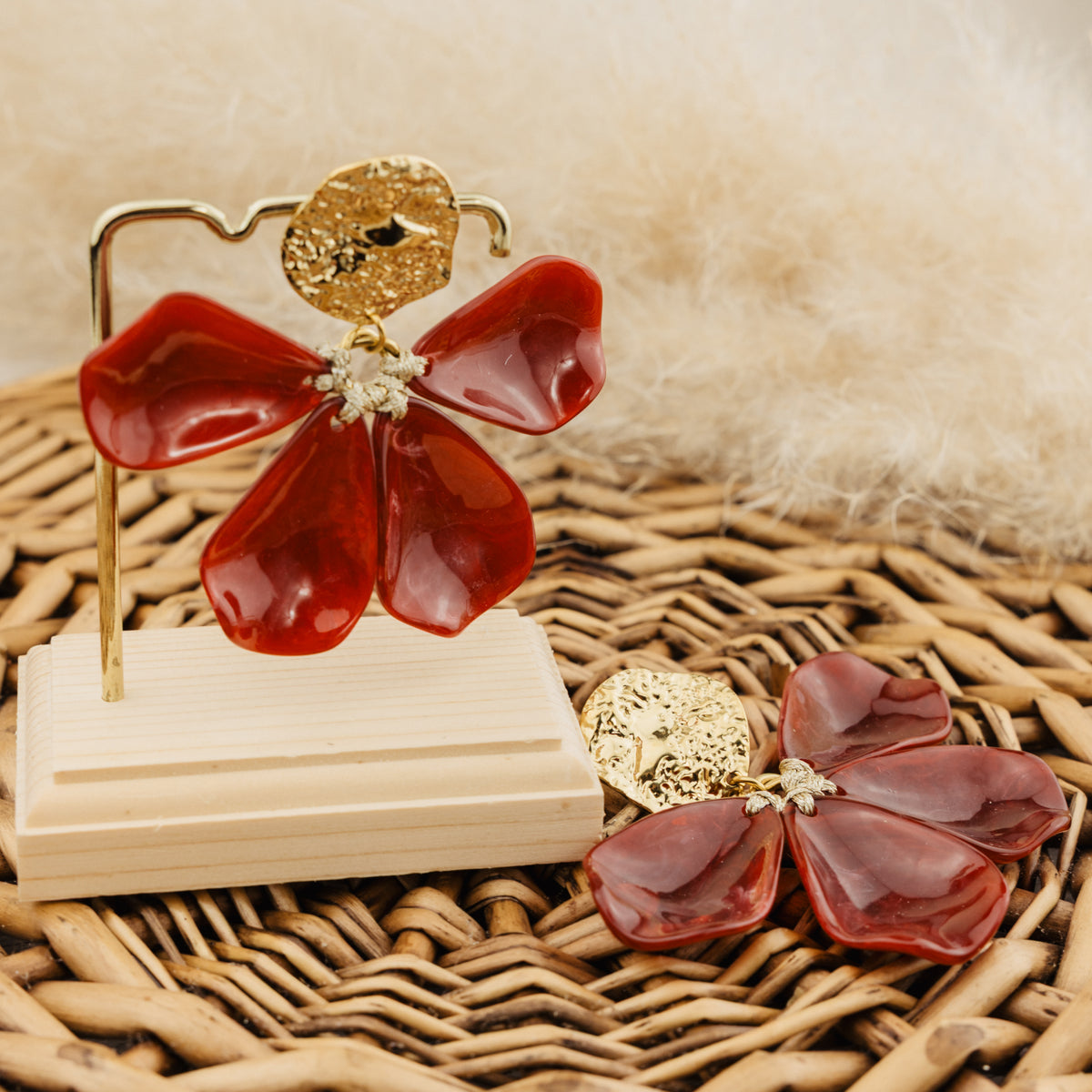 Boucles d'oreilles Sidonie rouges, fleur en acétate de cellulose et puce martelée dorée