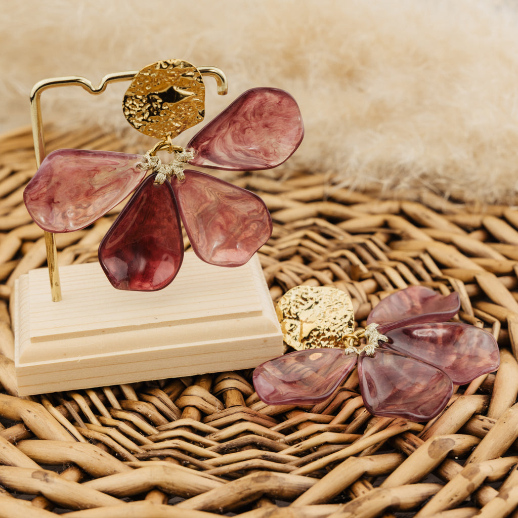 Boucles d'oreilles Sidonie violettes, fleur en acétate de cellulose et puce martelée dorée