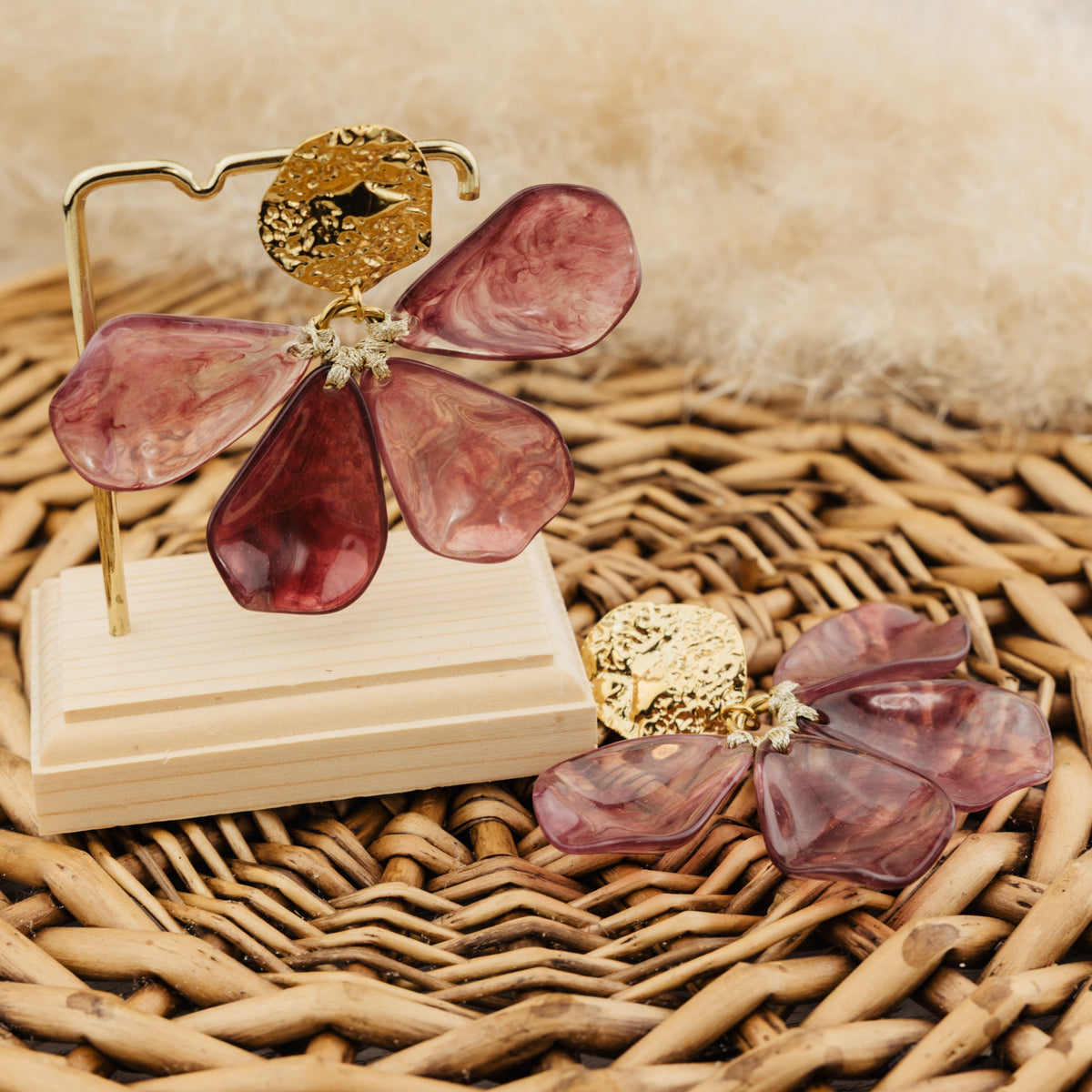 Boucles d'oreilles Sidonie violettes, fleur en acétate de cellulose et puce martelée dorée